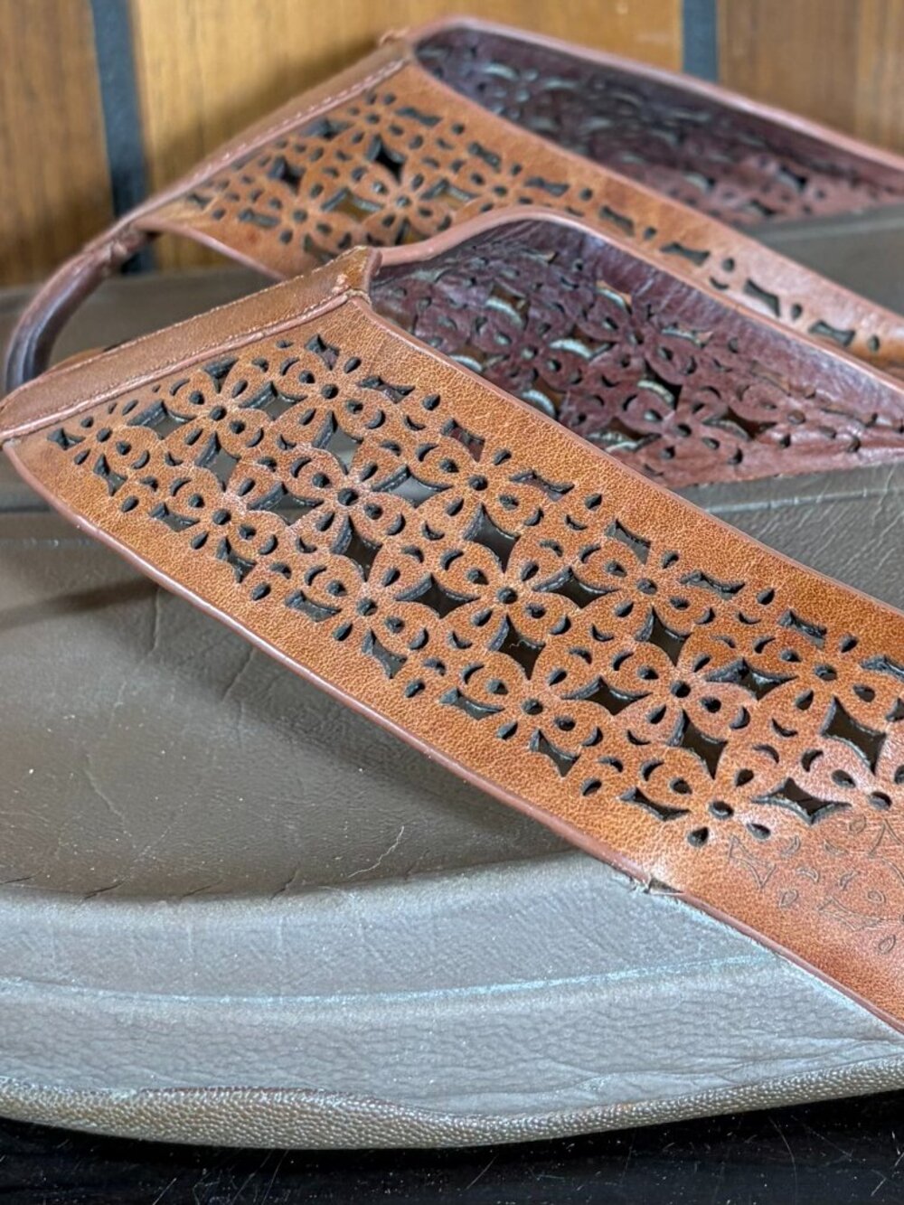FitFlop Surfa Floral Lattice Womens Thong Sandals Brown Leather Sz 9 - GUC